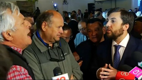 'Chile no quiere nueva constitución': Increpan a presidente de la Cámara de Diputados en encuentro de pymes