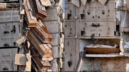 Las impactantes fotos que muestran a una docena de ataúdes colgando por el colapso de una cripta