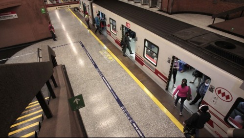 Metro de Santiago restablece servicio tras suspender operaciones en 7 estaciones de Línea 1