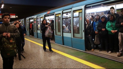 Metro de Santiago restablece servicio tras suspender operaciones en 3 estaciones de Línea 1