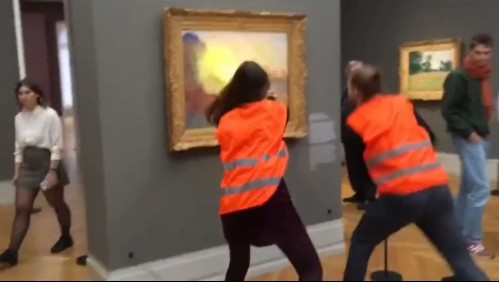Activistas medioambientales arrojan puré a pintura de Claude Monet