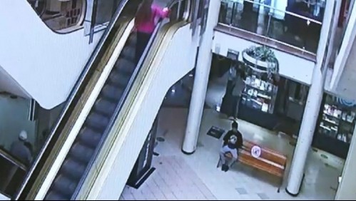 Le roció combustible a trabajador 'amenazando con quemarlo': Sujeto robó joyería ubicada en mall Apumanque