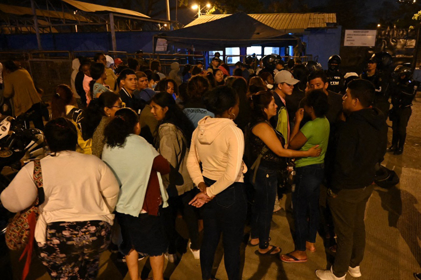 Familiares de reclusos esperando noticias tras enfrentamientos. Guayaquil, 2022