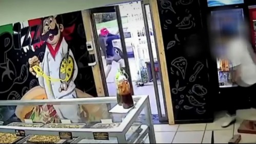 Atacan a balazos a jóvenes en una pizzería: Uno respondió a los disparos y todo fue grabado por cámaras de seguridad