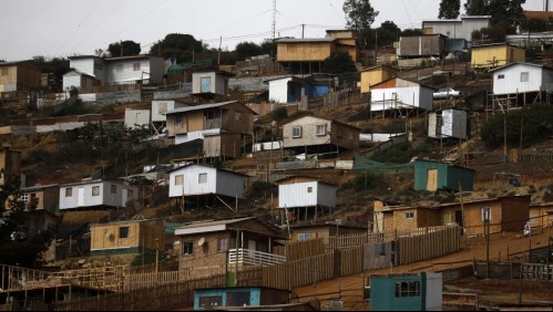 Informe revela explosiva alza de campamentos en Chile: ¿Cuáles son las regiones con más viviendas de este tipo?