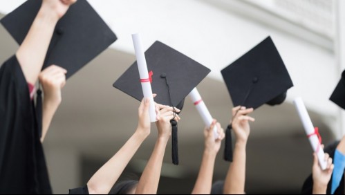 'Algún día voy a terminar': Mujer cumple promesa que le hizo a sus padres y se recibe de abogada a los 66 años