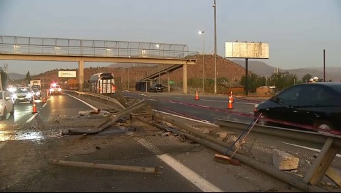 Nadie sabe dónde está el conductor: Bus choca con barrera de contención y un auto particular en la Ruta 68