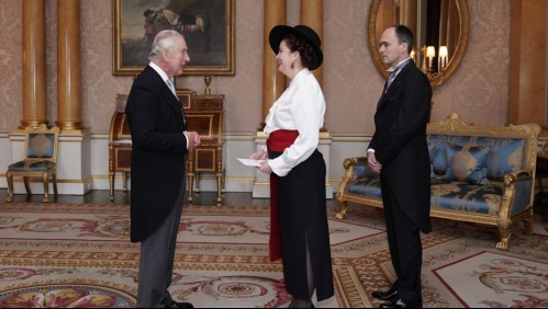 Embajadora de Chile en Reino Unido presentó cartas credenciales ante el rey Carlos: Vistió traje típico