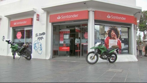 Estaban haciendo la fila para entrar al banco y los asaltaron: Una de las víctimas fue tirada al suelo y la golpearon