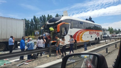 Grave accidente entre bus y camión en la Ruta 5 Sur: Hay tres lesionados