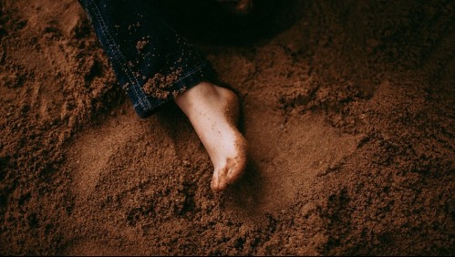 Amordaza, apuñala y entierra viva a su esposa, pero la mujer sobrevive: 'Tenía cinta adhesiva alrededor del cuello'