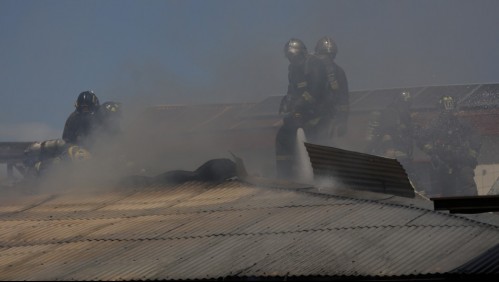 Incendio en campamento de Cerro Navia dejó tres casas destruidas