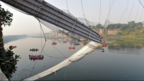 Al menos 132 muertos en el colapso de un puente colgante en India