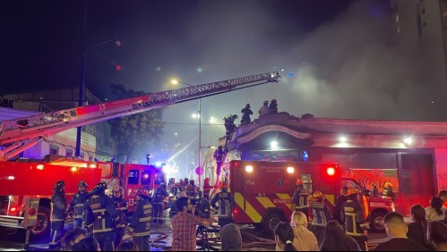 Incendio en cité del centro de Santiago deja a una mujer fallecida y dos bomberos lesionados