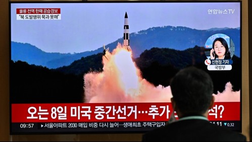 Corea del Norte dispara al menos 14 misiles y uno cae cerca de Corea del Sur