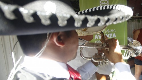 Charro se puso romántico con festejada y lo golpearon de inmediato: Esposo celoso lo atacó en pleno show