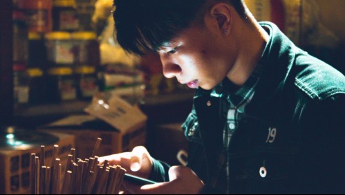 ¿Te preocupa tener papada? Así es cómo te puede afectar el uso de tu celular