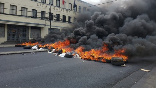 Trabajadores portuarios realizan barricadas y generan cortes de tránsito en Valparaíso