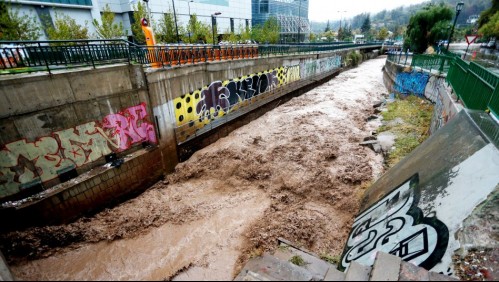 Buscan a persona que cayó al canal San Carlos: Se habría lanzado para escapar de personal municipal