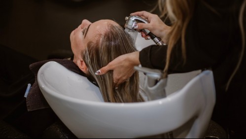 Fue a la peluquería, le lavaron el cabello y sufrió un derrame cerebral