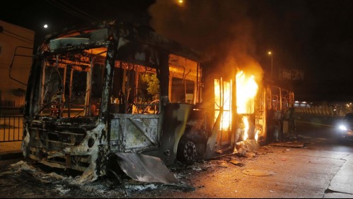 Bus del Transantiago es quemado por encapuchados en la comuna de Pedro Aguirre Cerda