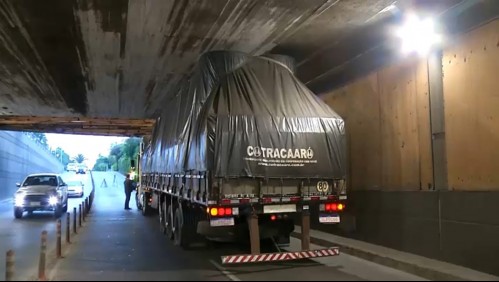 Retiran camión con carga que quedó atrapado durante cinco horas en paso bajo nivel de Providencia