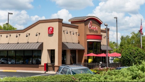 Dueño de restaurante sorprende a sus empleados al reducir semana laboral a 3 días