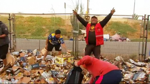 'El señor mandó esta bendición' y 'la sed es más grande': La felicidad de quienes recogieron cervezas caídas de camión