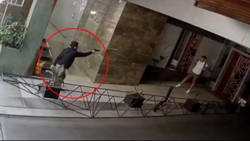 El dramático registro de hombre que es amenazado con un arma de fuego por un motochorro