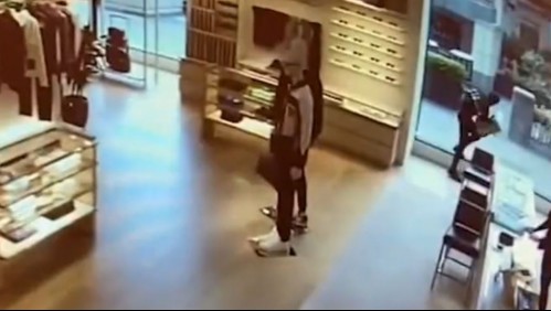 Ladrón roba millonarias carteras, choca contra un vidrio mientras huye y se desmaya