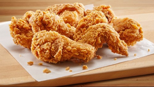 'Juegan con nuestra salud': Familia acusa asqueroso hallazgo en pollo frito de reconocida cadena