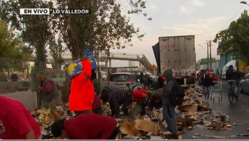 Cervezas caídas desde camión en Lo Valledor: El particular delito que cometieron quienes recogieron las latas