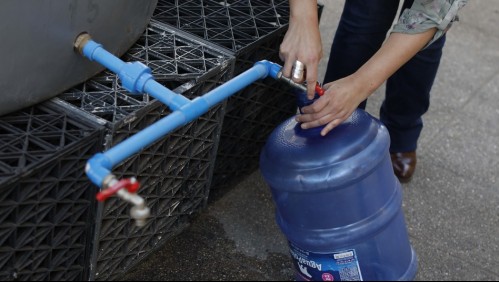 Rotura de matriz obliga a cortar el agua en una comuna de Santiago: Disponen puntos de abastecimiento