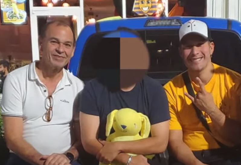 Chyno Miranda junto al Dr. Bustillos. Captura de pantalla obtenida de 