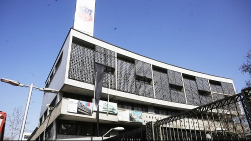 'Caí sobre un alumno y sentí un puntazo': Menor apuñalado en el Instituto Nacional dice no saber si fue un cuchillo