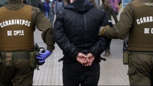 Sujeto ataca a carabinero y se salva del disparo del uniformado: Su celular habría desviado la bala