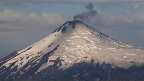 Está en alerta amarilla: Monitorean volcán Villarrica tras sismos en el sur