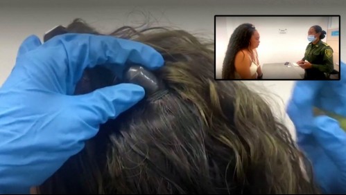 Video muestra momento en que descubren droga en las extensiones de pelo de una mujer colombiana