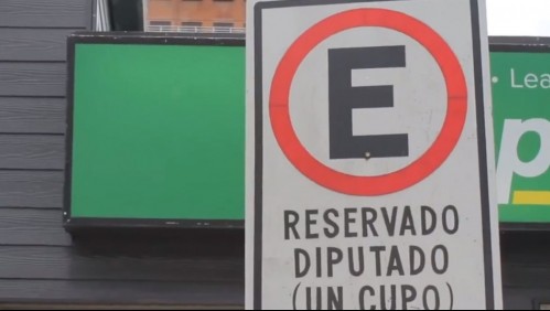 Con un alicate: Parlamentario de Puerto Montt sacó un letrero de estacionamiento 'exclusivo para diputado'