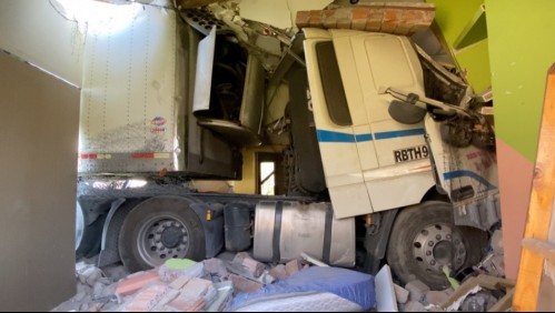 Camión ha permanecido más de un mes incrustrado en una casa: ¿Por qué no es retirado del lugar?