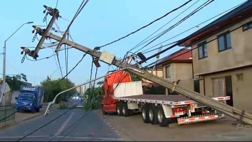 Camión de carga derribó 14 postes en San Joaquín: Se reportan cortes de luz y tránsito cortado en el sector
