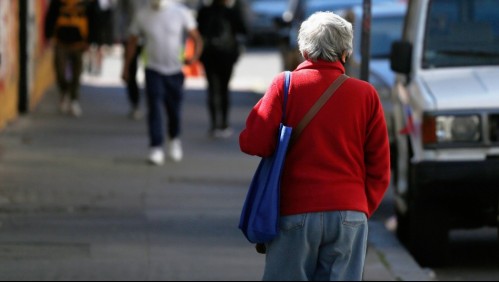 Drogan a adultos mayores para robarles: Denuncian a personas que se hacen pasar por funcionarios de salud