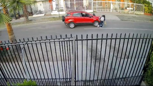[VIDEOS] Madre e hijos sufren violento portonazo y menor le quita el arma a delincuente