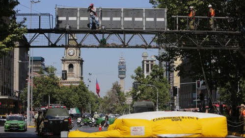 Reportan corte de tránsito en la Alameda por hombre que protesta arriba de un letrero