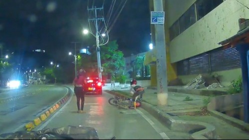 Mujer es víctima de robo de su celular y persigue al ladrón con su moto hasta atropellarlo