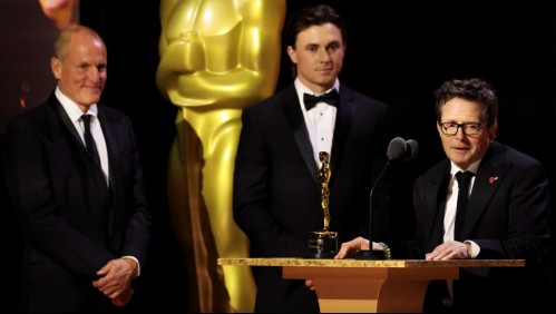 Actor y activista sobre el Parkinson Michael J. Fox recibe con gran humor Oscar honorífico: 'Me están haciendo temblar'