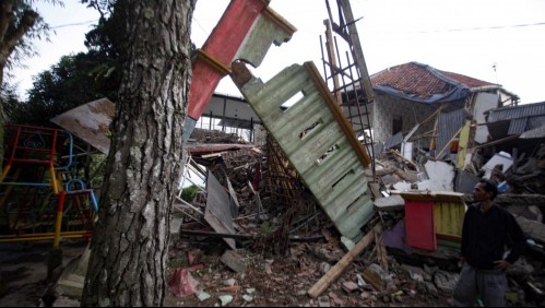 'Sentía gritos de auxilio por todos lados': Conmoción por terremoto en Indonesia que dejó centenares de muertos