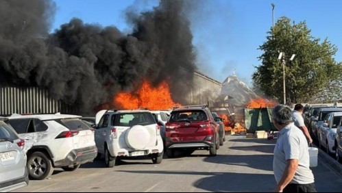 Voraz incendio en automotora destruyó al menos 10 vehículos en Maipú: Se investigan las causas