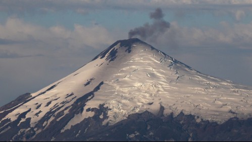 Sismos y aumento en sus depósitos de lava: Las señales que alertan de una posible erupción en volcán Villarrica