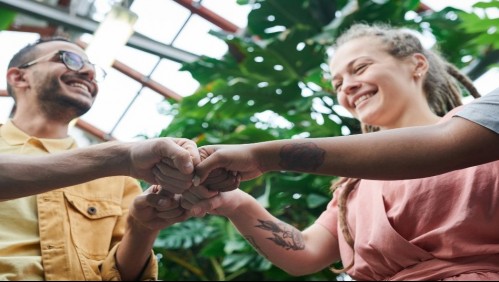 'Índice de buenas acciones': Sondeo afirma que 79% de los chilenos cree que recibir buenas acciones motiva a hacer otras